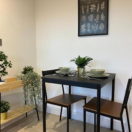 Awesome Refurbished 1 Bed Flat Few Steps To High St ! - 2 East House Apartment Epsom Bagian luar foto