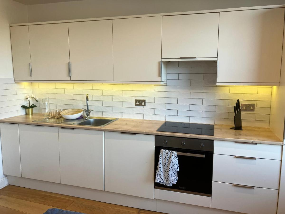 Awesome Refurbished 1 Bed Flat Few Steps To High St ! - 2 East House Apartment Epsom Bagian luar foto
